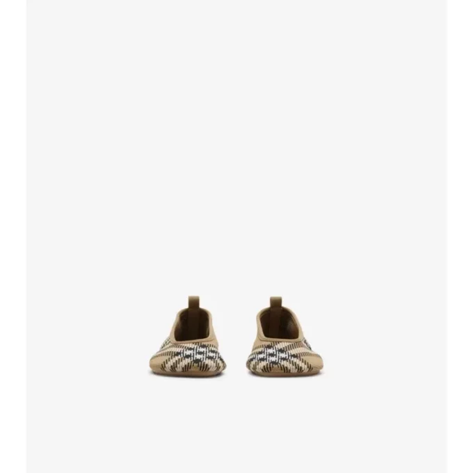 Babyballerinaskor i rutmönstrat stickat Babyballerinaskor i rutmönstrat stickat