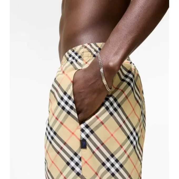Badshorts med rutmönster Badshorts med rutmönster