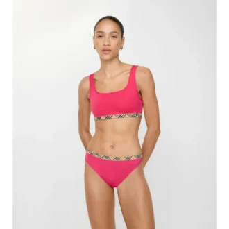 Bikinitrosor med rutmönster