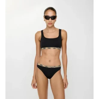 Bikinitrosor med rutmönster