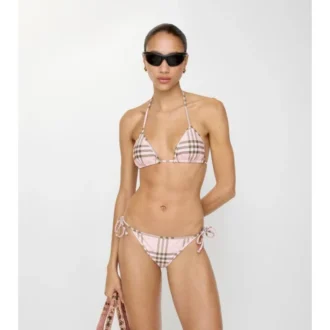 Bikinitrosor med rutmönster