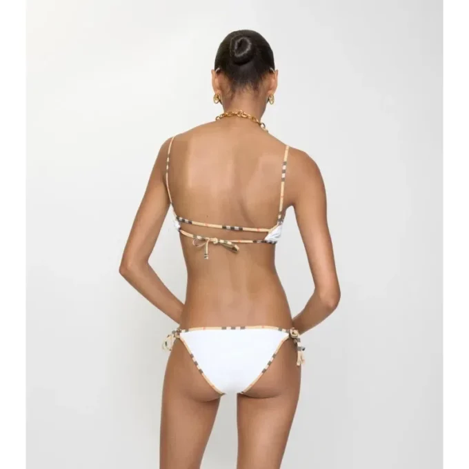 Bikinitrosor med rutmönster