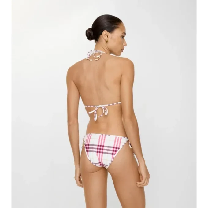 Bikinitrosor med rutmönster