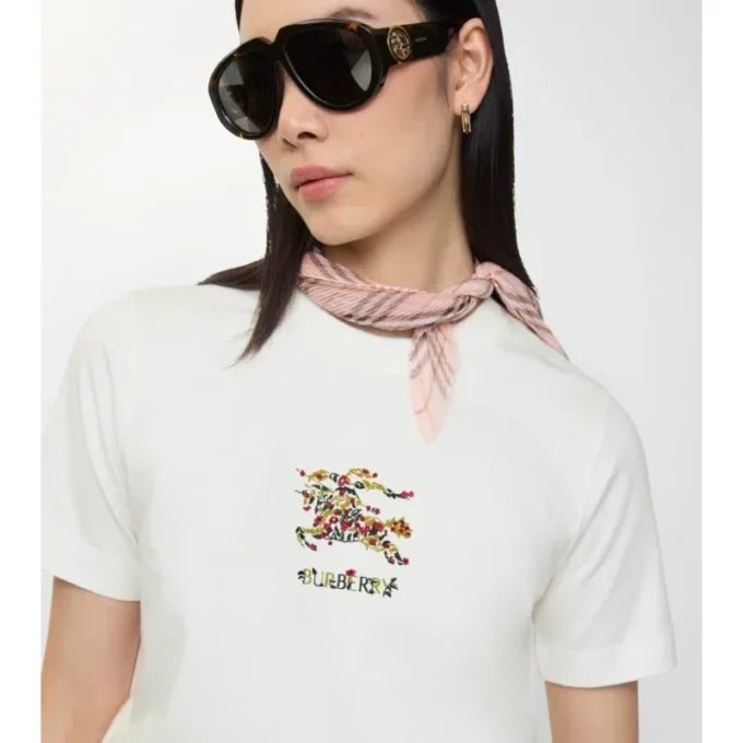 Blommigt EKD-t-shirt i bomull Blommigt EKD-t-shirt i bomull