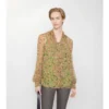 Blus i siden med små blommönster Blus i siden med små blommönster
