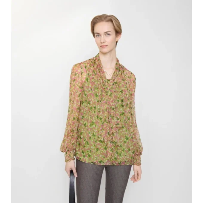 Blus i siden med små blommönster Blus i siden med små blommönster