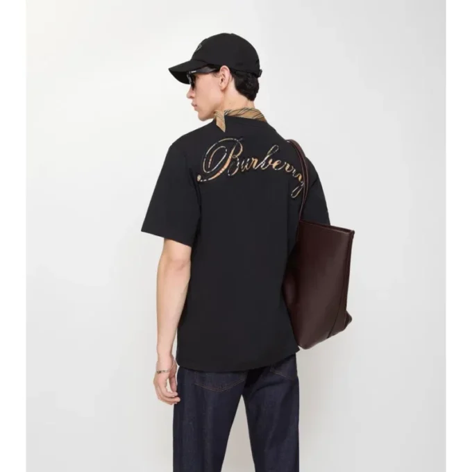 Bomullst-shirt med kursivt logotypmönster Bomullst-shirt med kursivt logotypmönster
