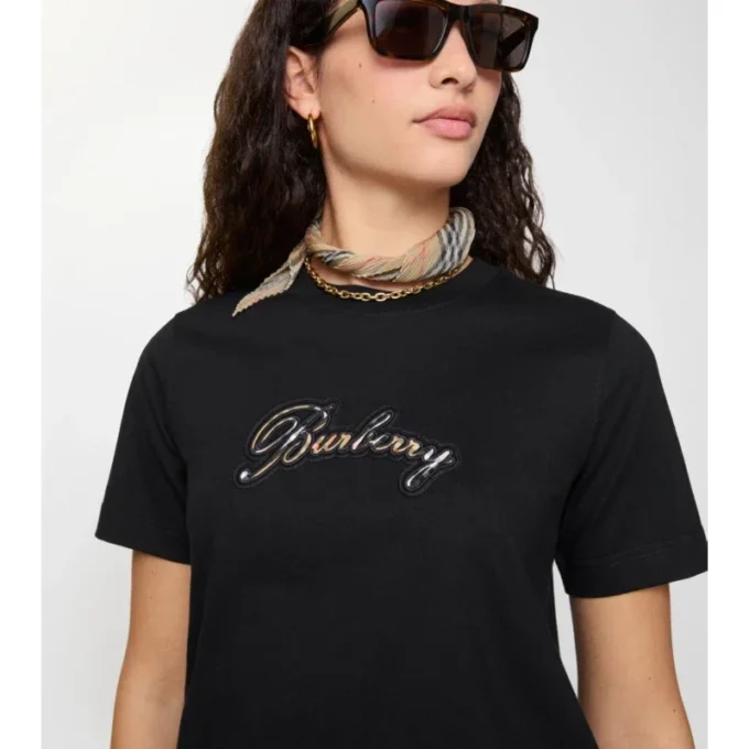 Bomullst-shirt med kursivt logotypmönster Bomullst-shirt med kursivt logotypmönster