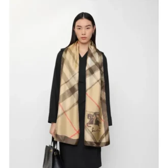 Bred silkescarf med akvarellmönster