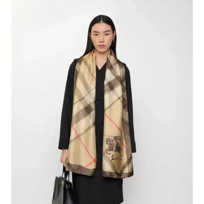 Bred silkescarf med akvarellmönster Bred silkescarf med akvarellmönster