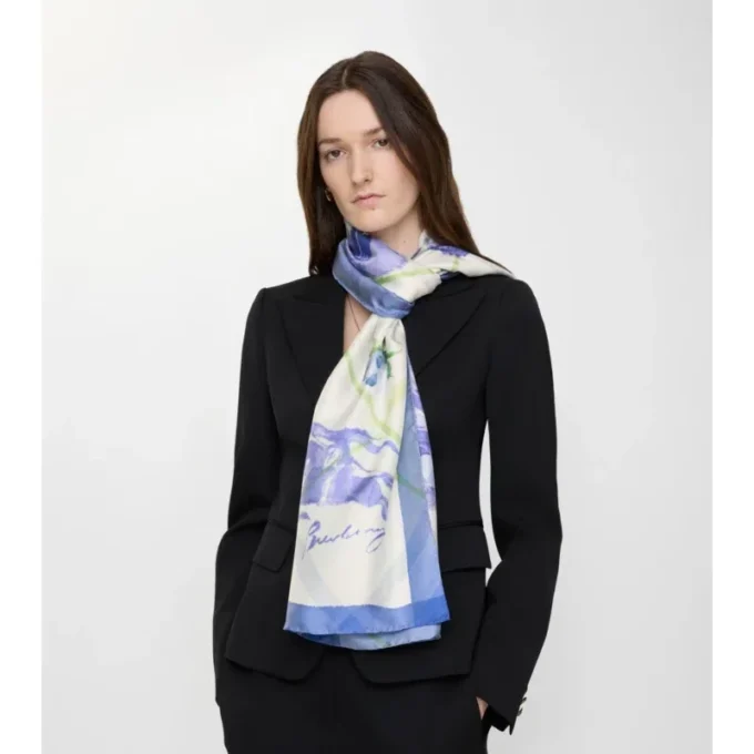Bred silkescarf med akvarellmönster Bred silkescarf med akvarellmönster