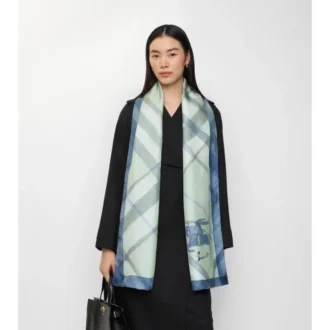 Bred silkescarf med akvarellmönster