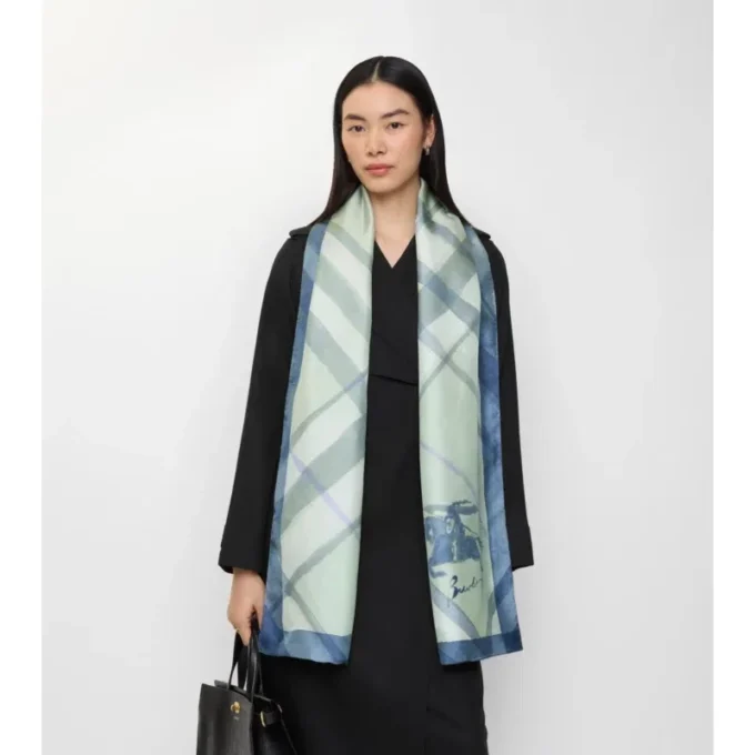 Bred silkescarf med akvarellmönster Bred silkescarf med akvarellmönster