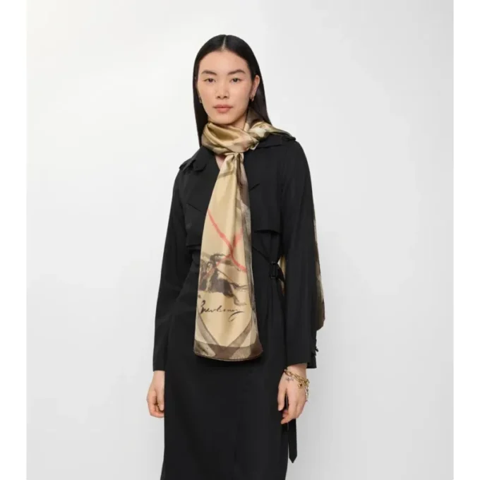 Bred silkescarf med akvarellmönster Bred silkescarf med akvarellmönster