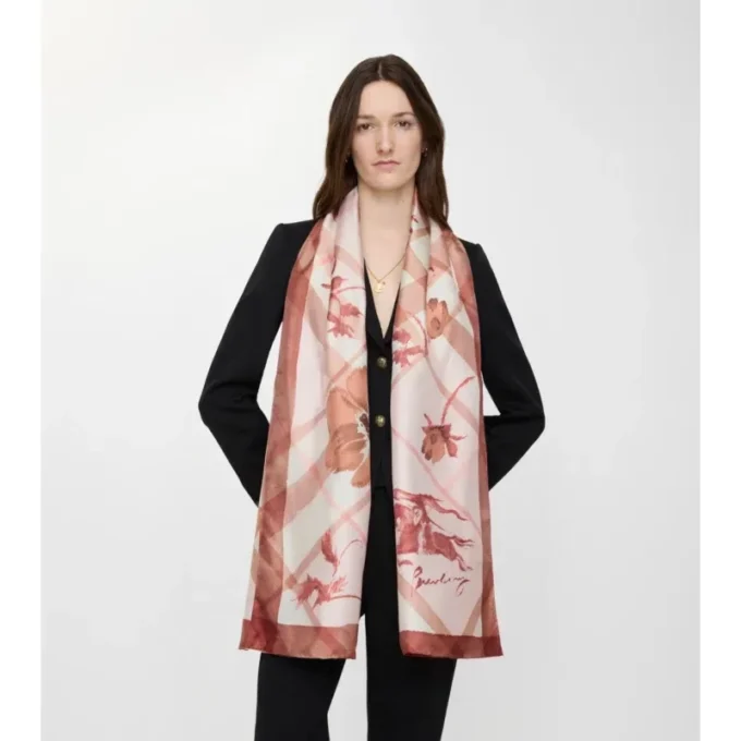 Bred silkescarf med akvarellmönster Bred silkescarf med akvarellmönster