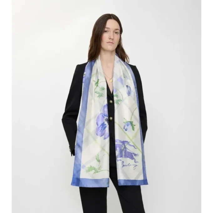 Bred silkescarf med akvarellmönster Bred silkescarf med akvarellmönster