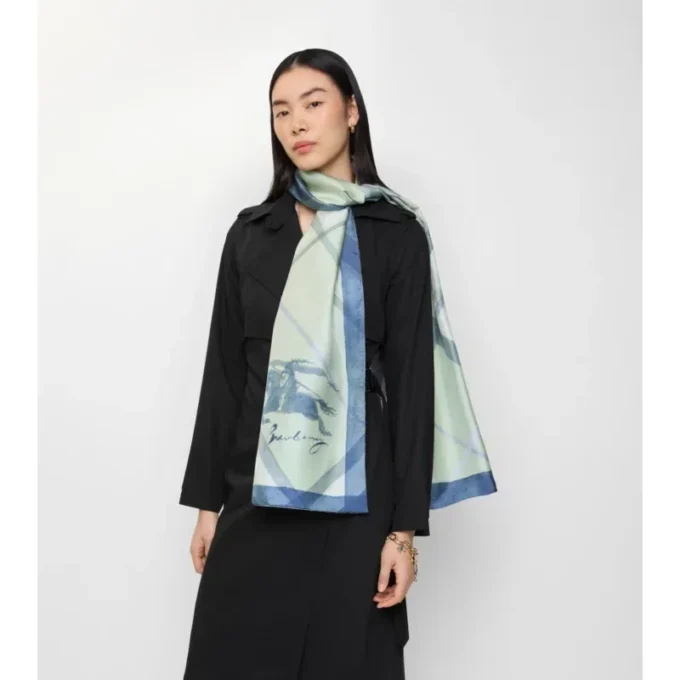 Bred silkescarf med akvarellmönster Bred silkescarf med akvarellmönster