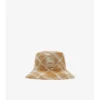 Bucket hat med raffiaeffekt och riddarstämpel Bucket hat med raffiaeffekt och riddarstämpel