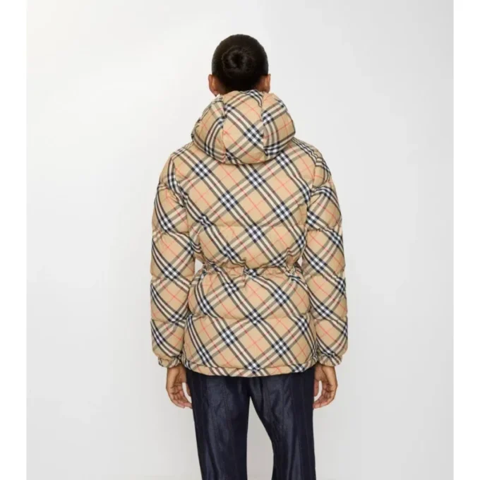 Dunjacka med huva i nylon med rutmönster Dunjacka med huva i nylon med rutmönster