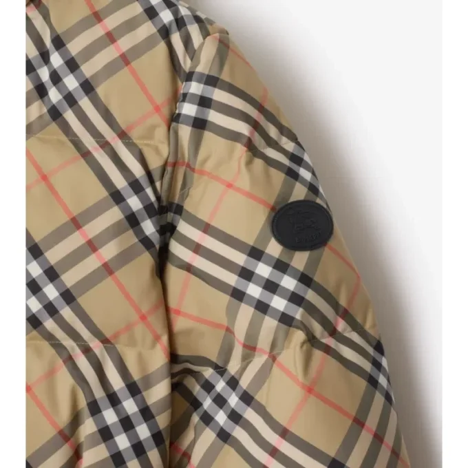 Dunjacka med huva i nylon med rutmönster Dunjacka med huva i nylon med rutmönster