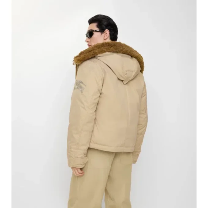 Gabardinejacka med huva och shearlingkant Gabardinejacka med huva och shearlingkant