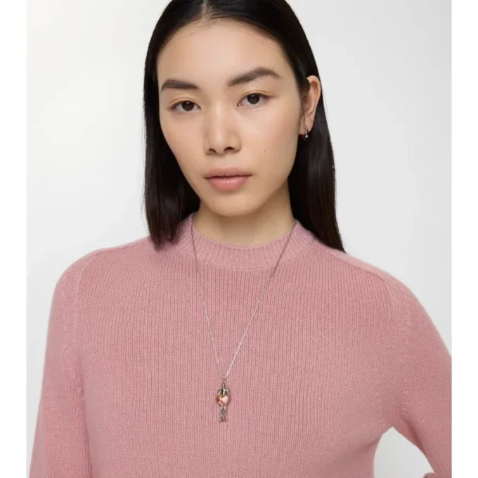 Halsband med hjärtberlock i form av en riddare Halsband med hjärtberlock i form av en riddare