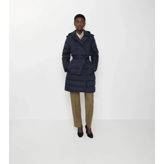 Halvlang pufferjacka i nylon med huva Halvlang pufferjacka i nylon med huva