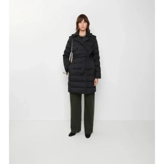 Halvlang pufferjacka i nylon med huva Halvlang pufferjacka i nylon med huva