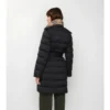 Halvlang pufferjacka i nylon med huva Halvlang pufferjacka i nylon med huva