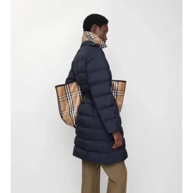 Halvlang pufferjacka i nylon med huva Halvlang pufferjacka i nylon med huva