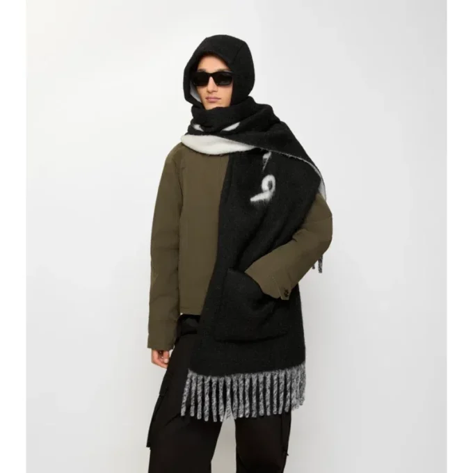 Huvtröja i alpaca-ullblandning med logotyp Huvtröja i alpaca-ullblandning med logotyp