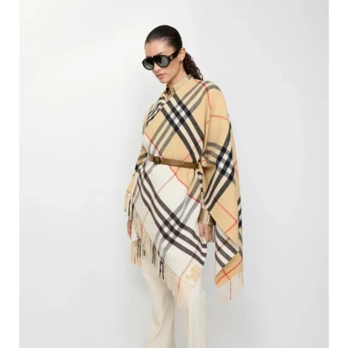 Kappa i kontrasterande rutmönstrad kashmirull Kappa i kontrasterande rutmönstrad kashmirull