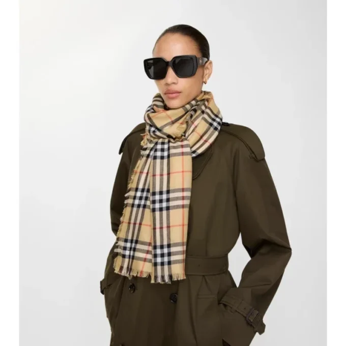 Kashmir- och silkescarf med rutmönster Kashmir- och silkescarf med rutmönster