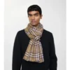 Kashmir- och silkescarf med rutmönster Kashmir- och silkescarf med rutmönster