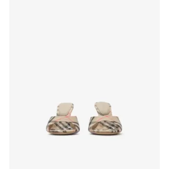 Kolla in Mews höga Sandaler 