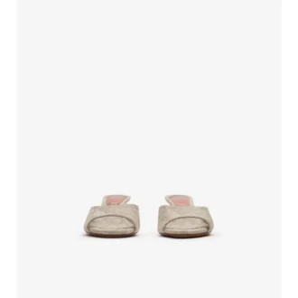 Kolla in Mews låga sandaler