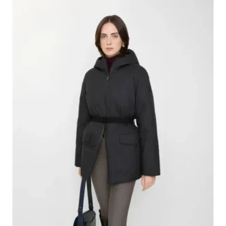 Kort nylonkapp med huva Kort nylonkapp med huva