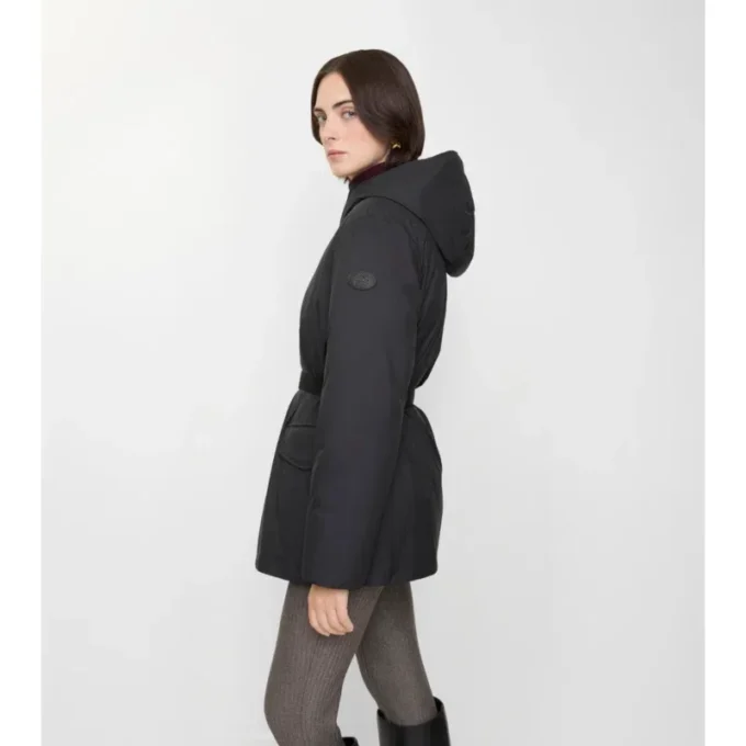 Kort nylonkapp med huva Kort nylonkapp med huva