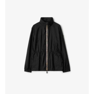 Kort parka i nylon med rutmönster Kort parka i nylon med rutmönster