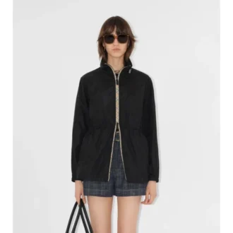 Kort parka i nylon med rutmönster Kort parka i nylon med rutmönster