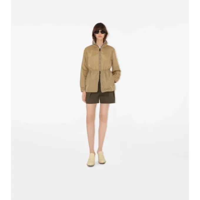 Kort parka i nylon med rutmönster Kort parka i nylon med rutmönster