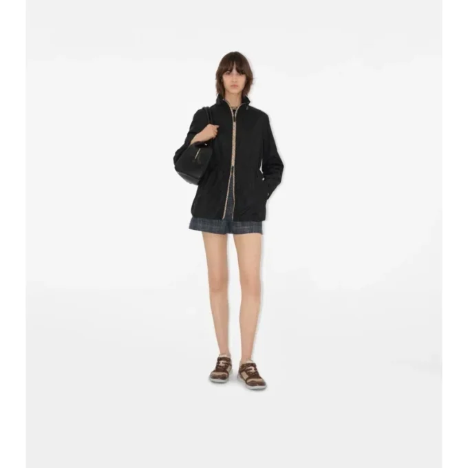 Kort parka i nylon med rutmönster Kort parka i nylon med rutmönster