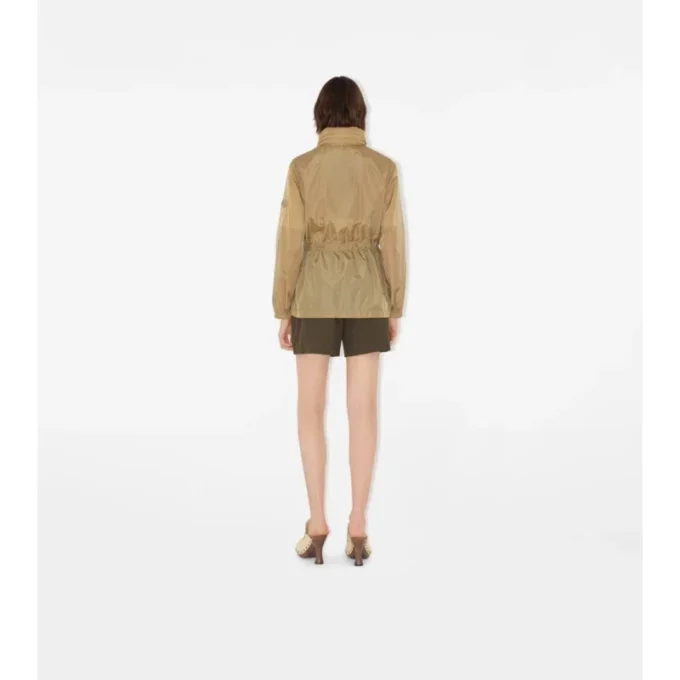 Kort parka i nylon med rutmönster Kort parka i nylon med rutmönster
