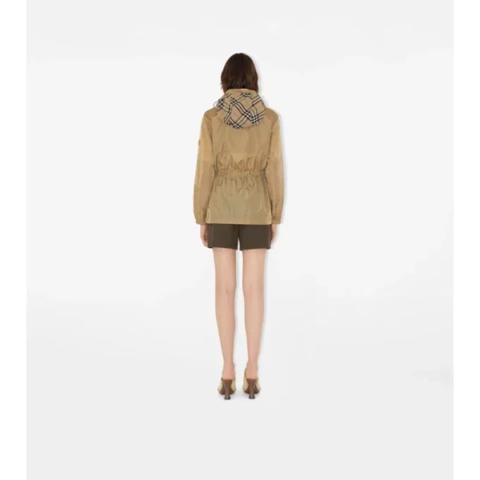 Kort parka i nylon med rutmönster Kort parka i nylon med rutmönster