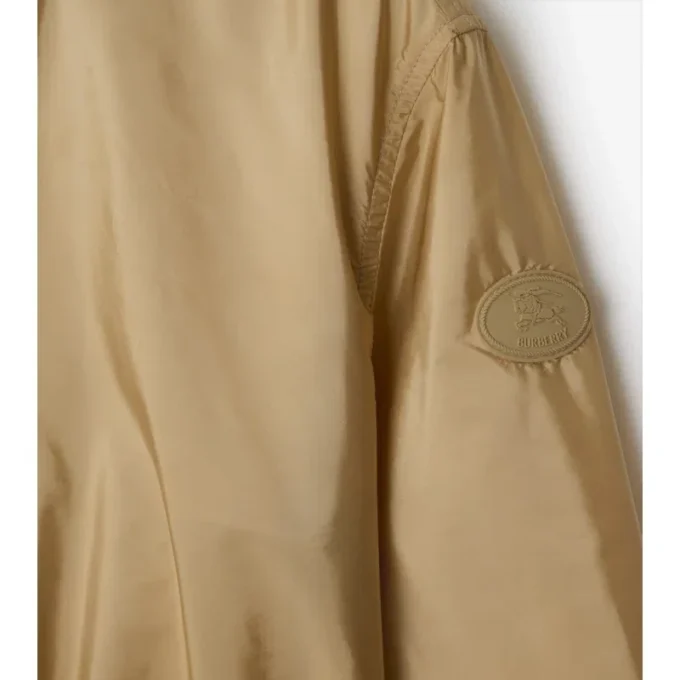 Kort parka i nylon med rutmönster Kort parka i nylon med rutmönster