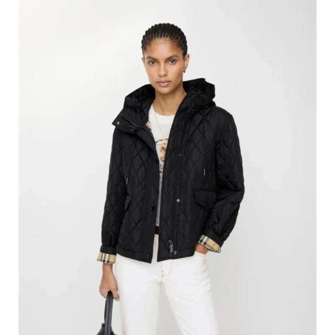 Kort quiltad nylonjacka med huva Kort quiltad nylonjacka med huva