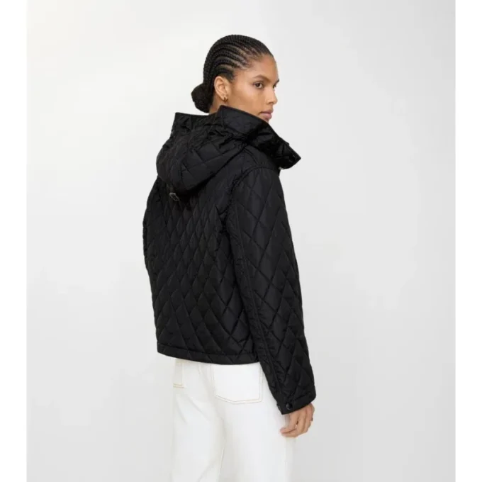 Kort quiltad nylonjacka med huva Kort quiltad nylonjacka med huva