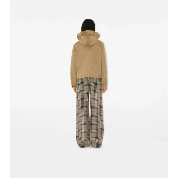 Kort quiltad nylonjacka med huva Kort quiltad nylonjacka med huva