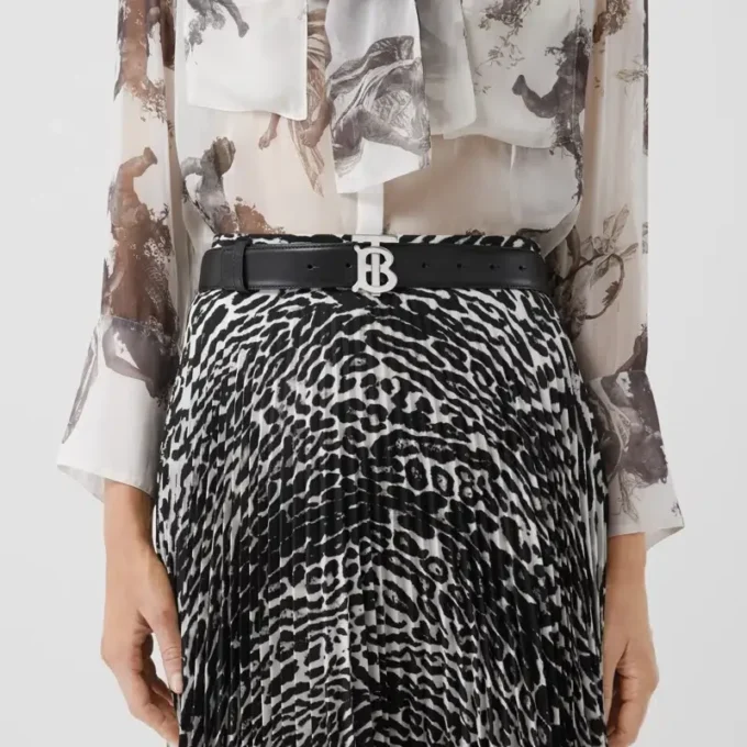 Läderskärp med monogrammotiv Läderskärp med monogrammotiv