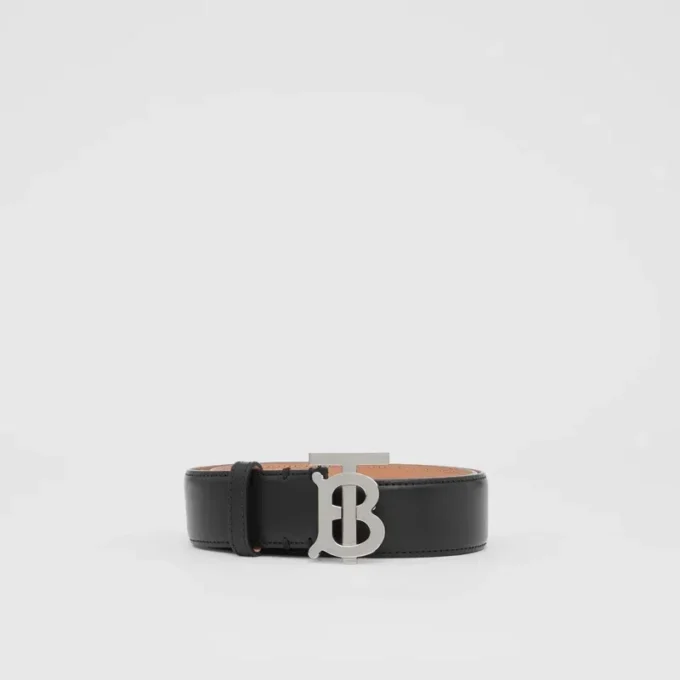 Läderskärp med monogrammotiv Läderskärp med monogrammotiv
